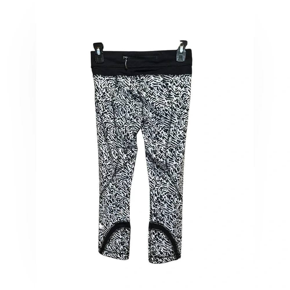 Lululemon Run Inspire Crop II – Black & White Graphic Print – Size 4